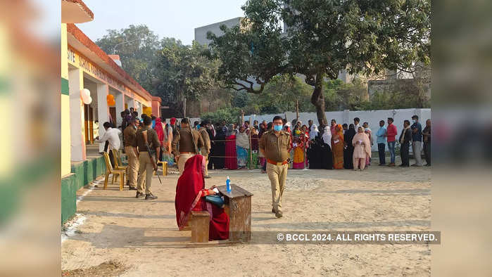 Uttar Pradesh Election Polling 2022 Live : उत्तर प्रदेशात आज होतंय ६ व्या टप्प्याचं मतदान... <br>