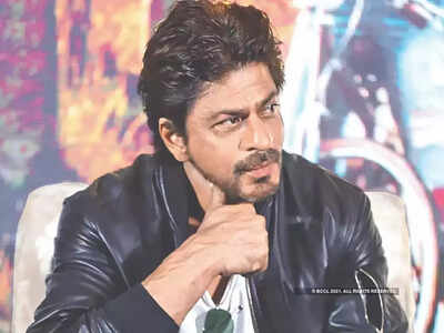 Shahrukh Khan की जीरो के बाद क्या डूबती नैया को पार लगा पाएगी Pathan, तभी चुना है सुरक्षित रास्ता 