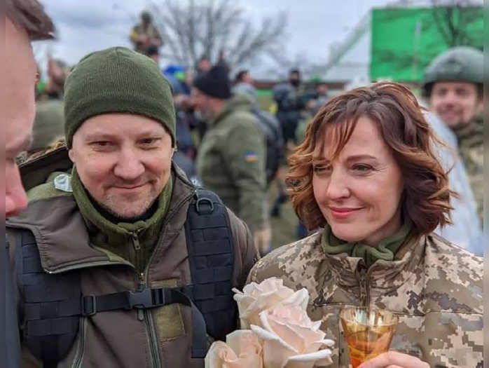 ukrainian troop get married on battlefield