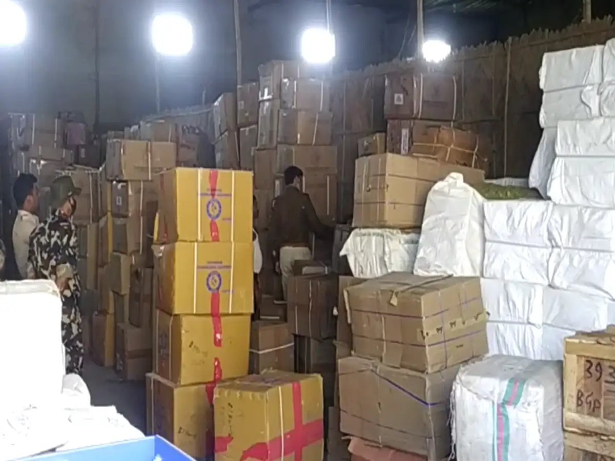 Bhagalpur Blast Case : Raid In Crackers Store In Bhagalpur bihar : bhagalpur me patakha godam me tabartor chhapemari - Navbharat Times