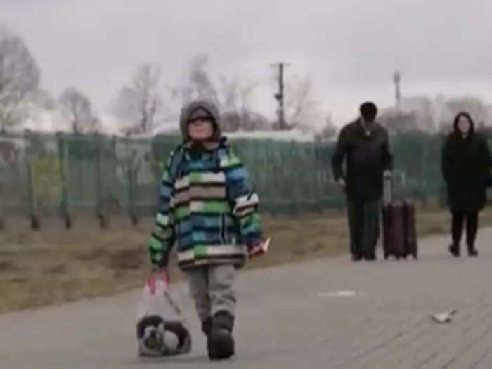 kid crying alone and crossing border of ukraine video will break your heart