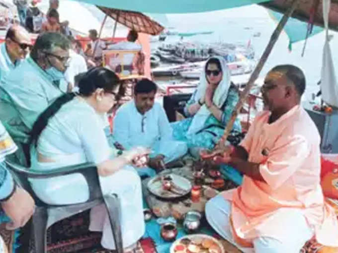 Usha Mangeshkar immerses Lata Mangeshkar ashes