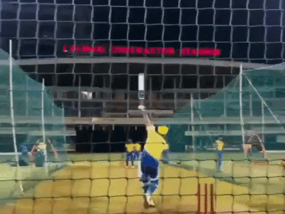 देखें वीडियो: महेंद्र सिंह धोनी कर रहे हैं आईपीएल की जबर्दस्त तैयारी, एक हाथ से लगाया शानदार सिक्स 