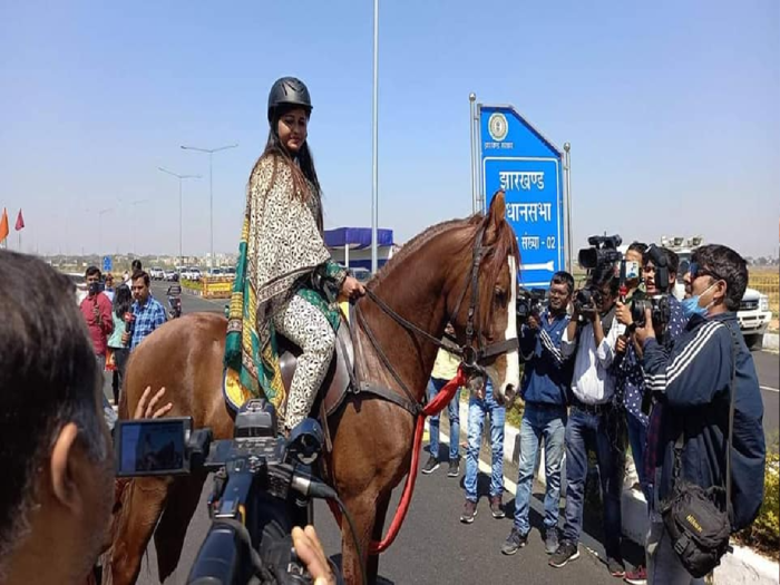 amba prasad kaun hain who is congress mla amba prasad know about jharkhand horse rider mla