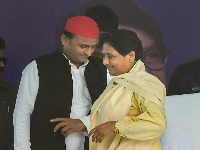 मायावती के साथ अखिलेश यादव