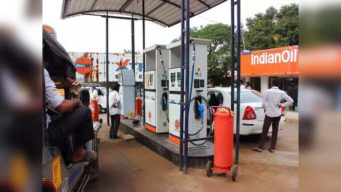 Petrol-Diesel Rates Today: कच्च्या तेला महागल्याने पेट्रोलियम कंपन्यांवर दबाव वाढलाय. 