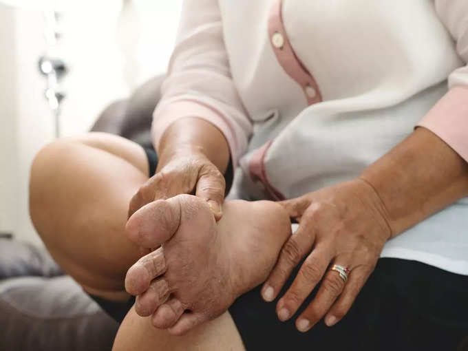 ब्लड शुगर बढ़ने का लक्षण- हाथ पैरों में झुनझुनी