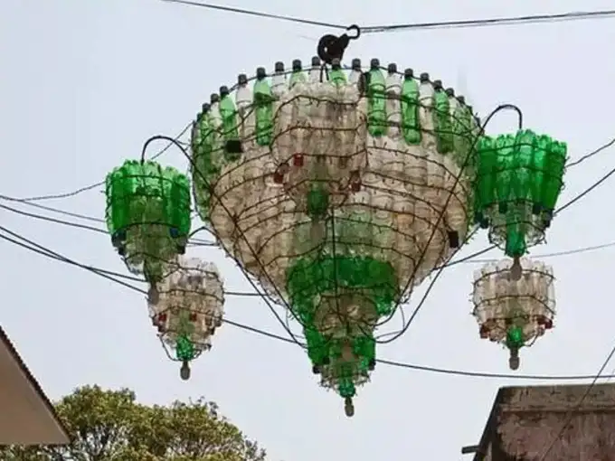 बोतलों से बना देसी और जबरदस्त झूमर