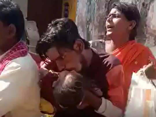 ara me bachche ko pita ne muh se dia oxygen: bihar son health deteriorated  father started giving breath to his mouth bhojpur watch video : मंगल राज  में फिर अमंगल बेटे को