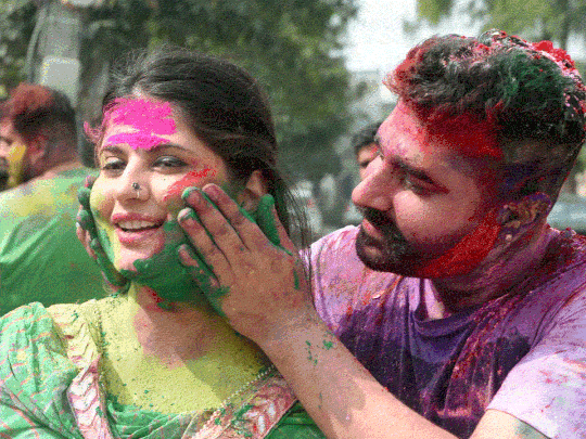Holi Photos: कुर्ता फाड़, रेन डांस, रंगों की बौछार... कहां कैसे मनी होली, सबसे रंगीन तस्वीरें देखिए 