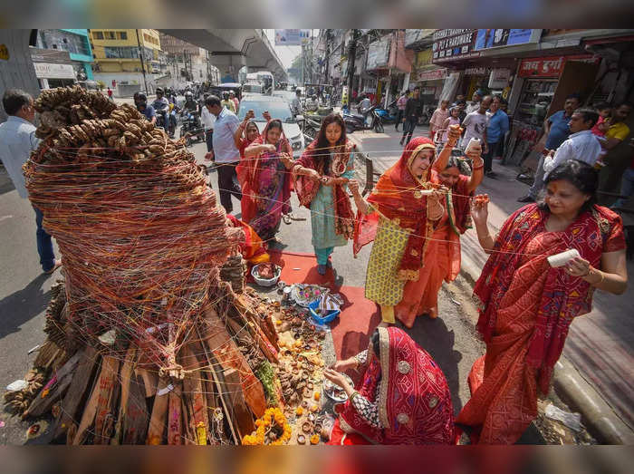 पटना_ होली उत्सव की पूर्व संध्या पर भक्त होलिका दहन के दौरान अनुष्ठान करते हैं....