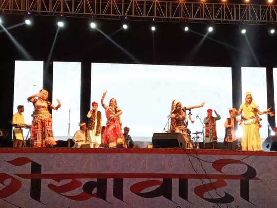 Sikar News : ऊंट-घोड़ा का डांस, मटका दौड़, नामी कलाकारों का गायन... शेखावटी उत्सव में है भरपूर रोमांच 