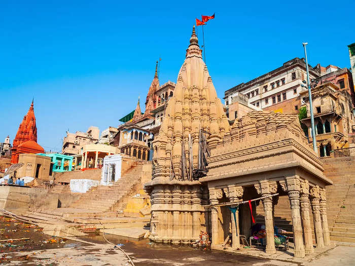 varanasi ratneshwar mahadev temple is being tilted 9 degree angle