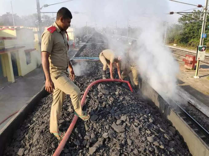 indian railways: It is more convenient to carry coal in an open wagon: खुली  मालगाड़ी में कोयला ढोना होता है ज्यादा सुविधाजनक - Navbharat Times
