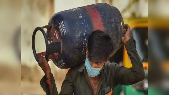 सर्वसामान्यांचे बजेट कोलमडणार; पेट्रोल-डिझेलनंतर घरगुती गॅस सिलेंडरमध्ये मोठी दरवाढ