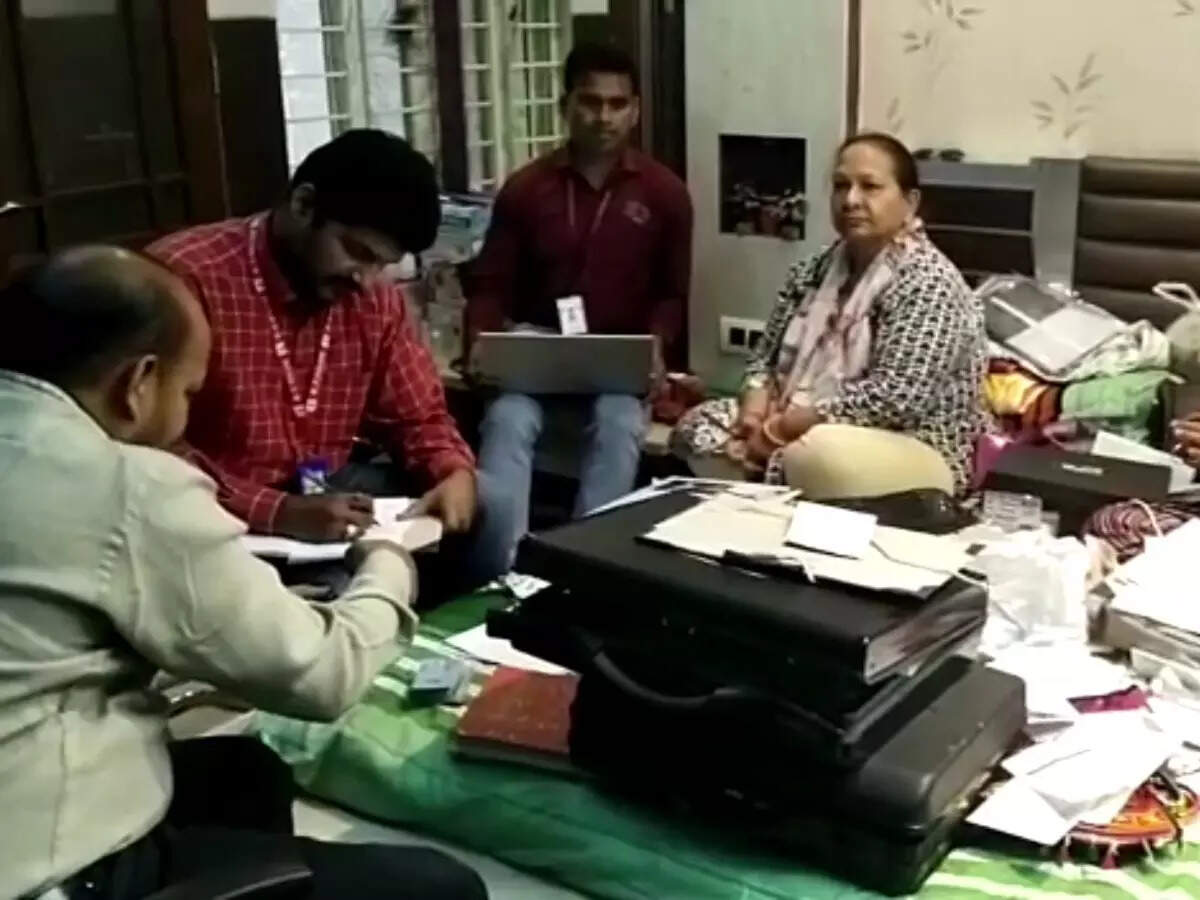 25 करोड़ की जमीन, आठ स्कूल, कई कॉलेज, 100 लाख का फ्लैट… सरकारी शिक्षक की संपत्ति  देख अधिकारियों को दिखे तारे - Desh Prahari
