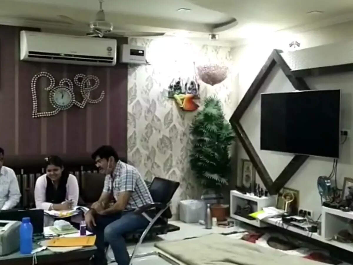 25 करोड़ की जमीन, आठ स्कूल, कई कॉलेज, 100 लाख का फ्लैट… सरकारी शिक्षक की संपत्ति  देख अधिकारियों को दिखे तारे - Desh Prahari