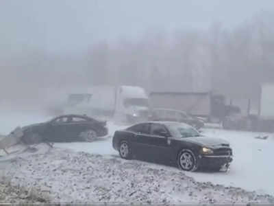 US Accident: अमेरिकेत बर्फवृष्टीमुळे भीषण अपघात, एकावर एक ६० गाड्या आदळल्या