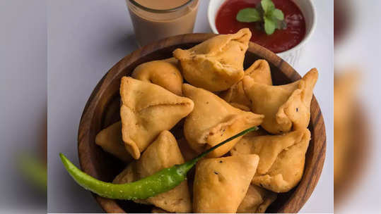 expensive samosa: समोसा महागल्याने राजीनामा; साधा समोसा ३० रुपये प्लेट केल्याने नाराजी