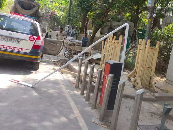 BJP workers attacked Arvind Kejriwals house BJP workers attacked Arvind Kejriwals house