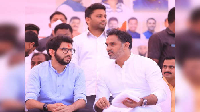 Aaditya Thackeray: आदित्य ठाकरे आणि योगेश कदम व्यासपीठावर चर्चा करताना.<br>