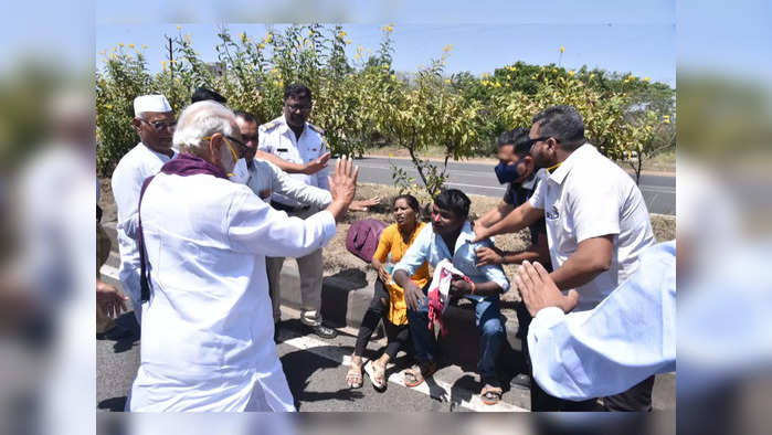 पालकमंत्री मंत्री छगन भुजबळ धावले अपघातग्रस्तांच्या मदतीला; आपल्या ताफ्यातील गाडीतून अपघातग्रस्ताला पोहचविले रुग्णालयात