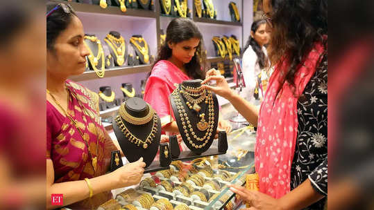 Gold-Silver Price Today: सोने-चांदीच्या किंमतीत घसरण; आर्थिक वर्षाच्या पहिल्याच दिवशी स्वस्त झालं सोनं