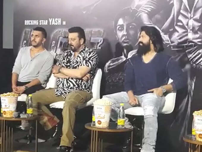 द कश्मीर फाइल्स के बारे में बात करते हुए संजय दत्त द कश्मीर फाइल्स के बारे में बात करते हुए संजय दत्त