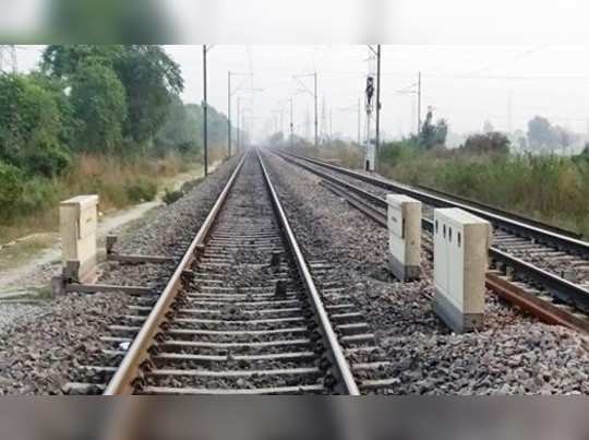 Ghazipur News: मां की डांट से नाराज था इंटर का छात्र, ट्रेन से कटकर दी जान 