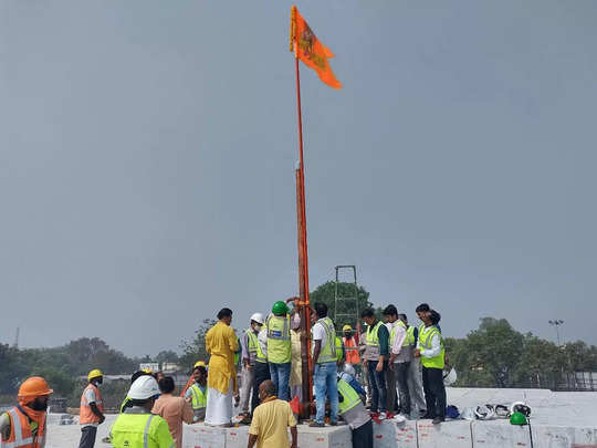Ayodhya News: निर्माणाधीन भव्य राम मंदिर के गर्भ गृह का बदला गया केसरिया ध्वज 