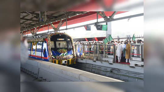 green flag to mumbai metro: गुढी पाडव्याला मुंबईकरांना मोठी भेट; मुख्यमंत्र्यांनी मेट्रोला दाखवला हिरवा झेंडा, तिकीट काढून केला प्रवास