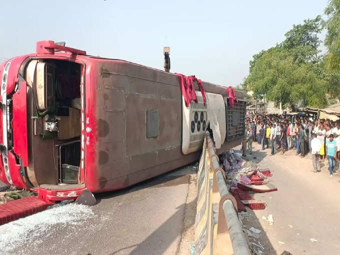 Horrific accident on Ayodhya Highway: अयोध्या हाइवे पर तेज रफ्तार से जा रही बस  पलटी, दुर्घटना में तीन यात्रियों की मौत, 15 से अधिक यात्री दुर्घटना में  घायल ...