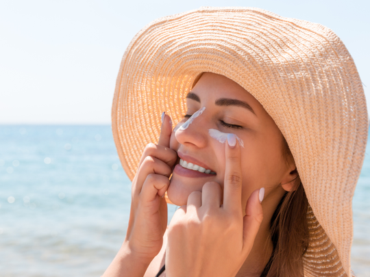 beauty mistakes to avoid, महंगी Sunscreen से नहीं बनेगी बात, सन प्रोटेक्शन  से बचने के लिए भूलकर भी ना करें ये गलतियां - summer skin care tips 5  mistakes must avoid while