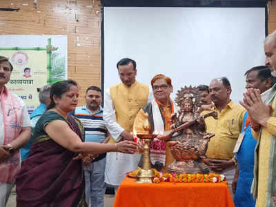 Ayodhya News: श्रीलंका से अयोध्या पहुंची काव्य यात्रा, अवध यूनिवर्सिटी सभागार में शुरू हुआ 75 घंटे का काव्य पाठ 