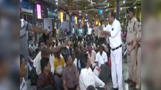 MSRTC Strike: एसटी आंदोलकांना आझाद मैदानातून बाहेर काढलं, जमावाचा सीएसएमटी स्थानकावर ठिय्या