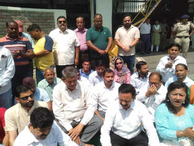 Uttarakhand cooperative bank scam: सहकारी बैंक घोटाले में कांग्रेस ने बीजेपी को घेरा, मंत्री से इस्तीफा मांगा 