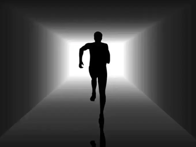 शख्स आगे की ओर बढ़ रहा या पीछे जा रहा?