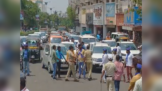 सोलापूरात आंबेडकर जयंतीला डॉल्बी नाकारल्याने आंबेडकरी कार्यकर्त्यांचं रास्ता रोको आंदोलन