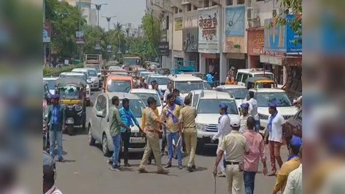 सोलापूरात आंबेडकर जयंतीला डॉल्बी नाकारल्याने आंबेडकरी कार्यकर्त्यांचं रास्ता रोको आंदोलन