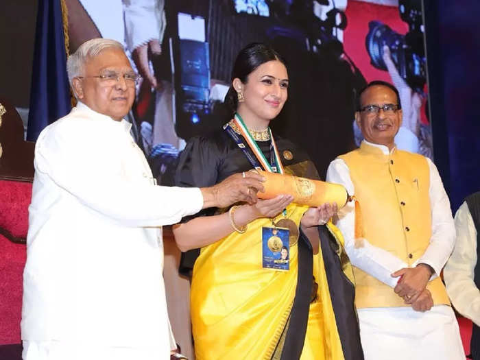 divyanka tripathi looks beautiful in yellow banarasi saree for champions of change award