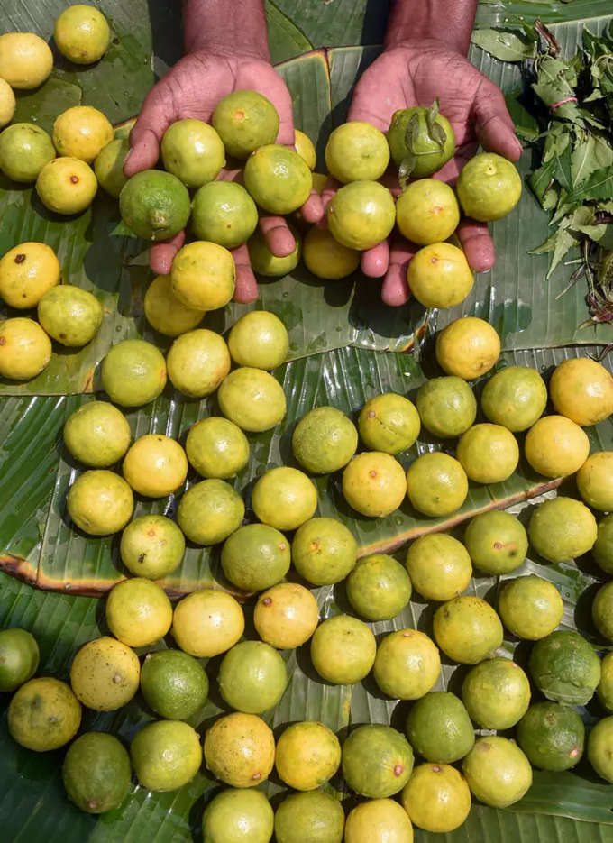 Kolkata: A vendor displays lemons, costing Rs. 10 per piece as prices soar due t...