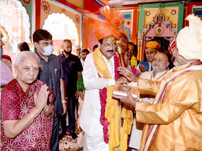 M. Venkaiah Naidu: रामलला के दर्शन किए... मंदिर निर्माण का जायजा लिया, अयोध्‍या में हुआ उप राष्‍ट्रपति का स्‍वागत 