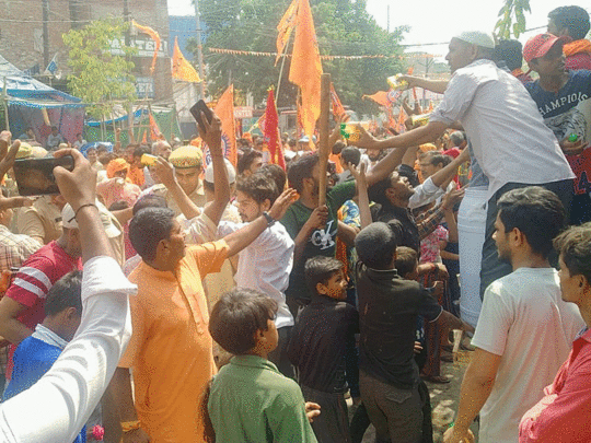 Shobha Yatra in Noida: नफरत की गर्मी बुझा रहा भाईचारे का शरबत, नोएडा में मुस्लिम समाज के लोगों ने बांटा जूस 