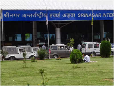 Jammu Kashmir News: हेलो द‍िल्‍ली जाने वाली फ्लाइट में है बम... श्रीनगर एयरपोर्ट पर हड़कंप 