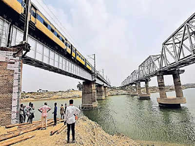 Khagaria News : बिहार में अंग्रेजों के बनाए रेल पुल की मरम्मत का काम शुरू, खगड़िया से बेगूसराय तक खतरे में थी जान