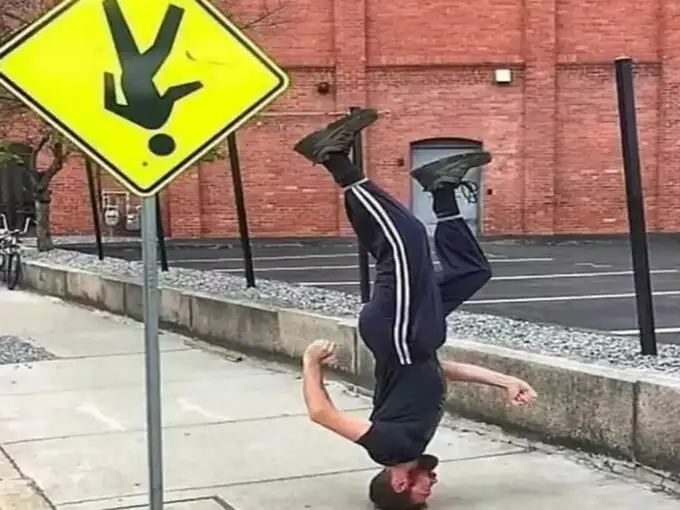 फोटोशॉप का कमाल लग रहा है बाबू भइया