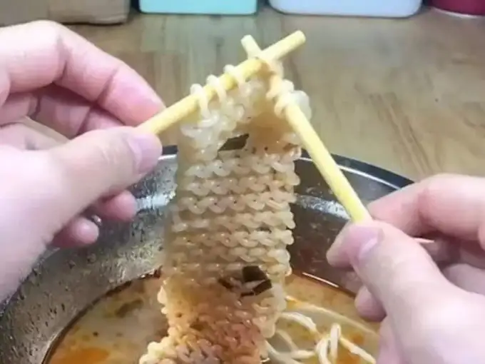 सिलाई कर रहे हो क्या इसकी