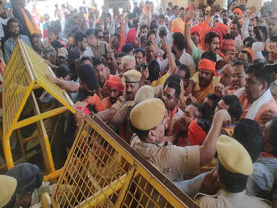 Alwar mandir demolish:बढ़ा आक्रोश, तस्वीरों में देखें कैसे BJP-हिंदूवादी संगठन के हजारों लोगों की कलेक्ट्रेट में उमड़ी भीड़ 