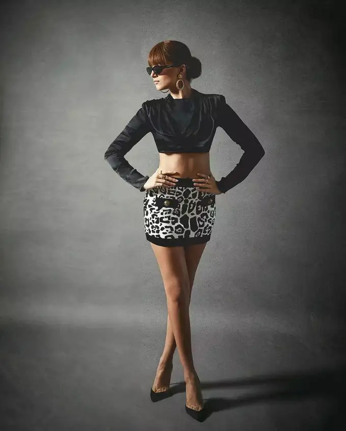 क्रॉप टॉप और मिनी स्कर्ट