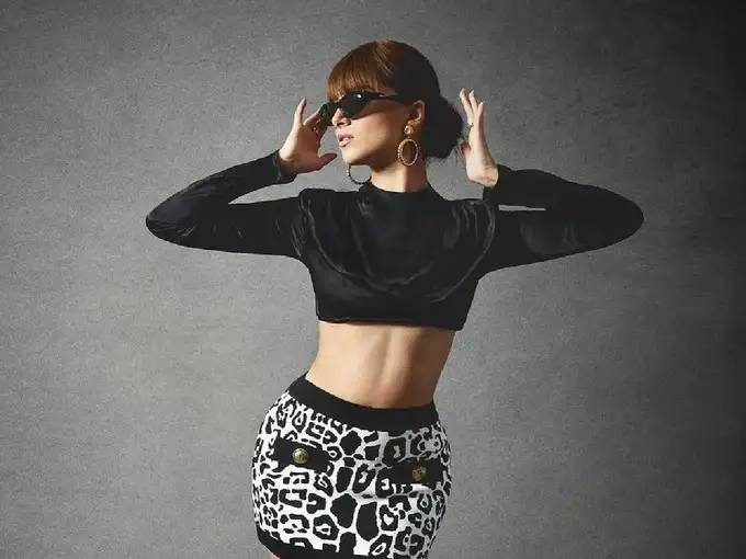 माइक्रो मिनी स्कर्ट पहन करीना कपूर के भाई की गर्लफ्रेंड ने दिखाया अपना ग्लैमरस अवतार